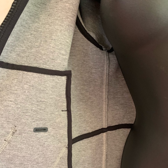 Ladies size 6 Black Lululemon Jacket! - Picture 7 of 8